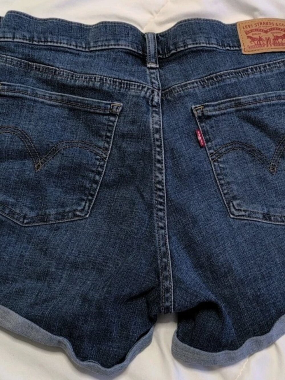 Women's Levi's Mid-Length Mid-Rise Hypersoft Blue Denim Shorts Size 31 Waist